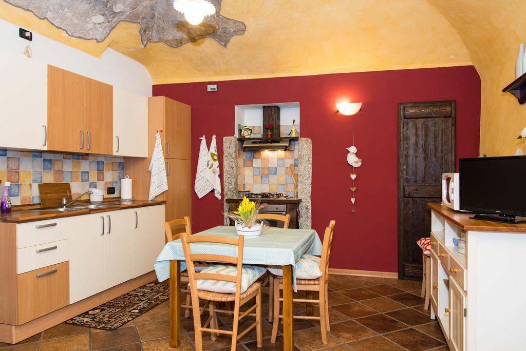Casa Corte Alla Rocca Арона Экстерьер фото