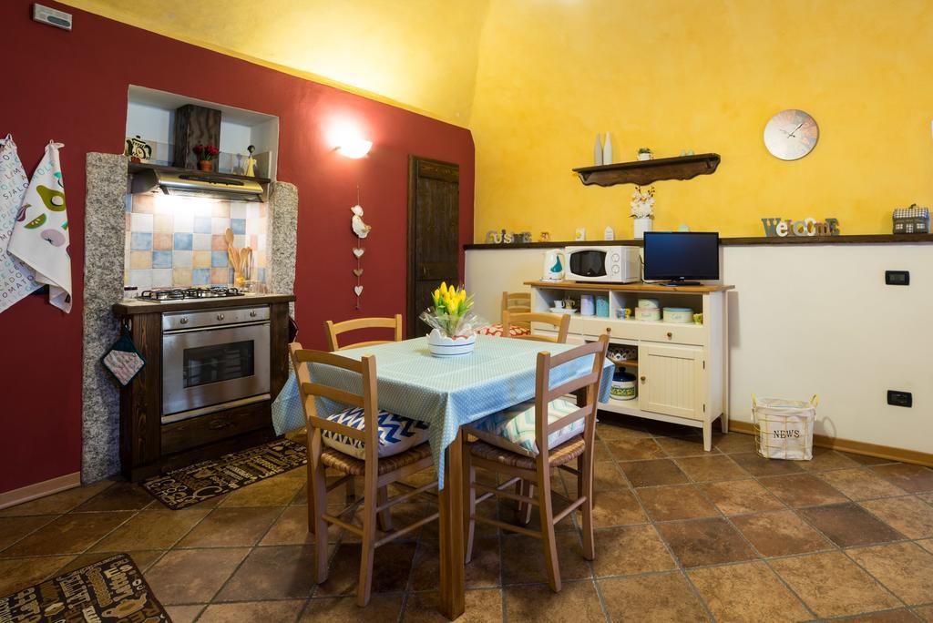 Casa Corte Alla Rocca Арона Экстерьер фото