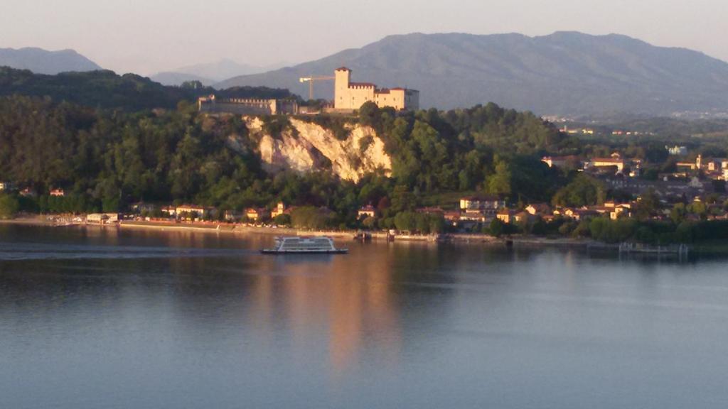 Casa Corte Alla Rocca Арона Экстерьер фото